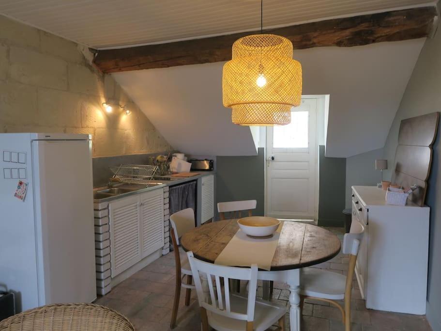 Appartement Des Hirondelles , Au Pied Du Chateau 시농 외부 사진